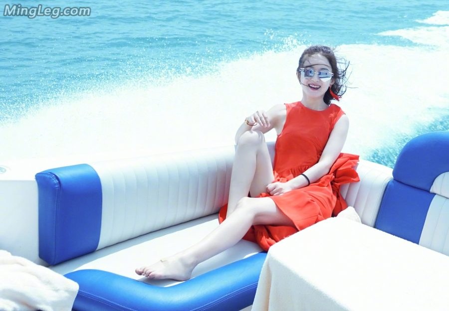 Zhao Liying had a lot of fun showing off her white legs and feet on the boat.(1/4)