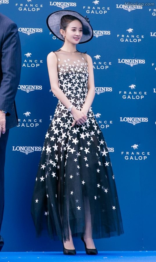 Zhao Liying wears elegant high heels and wants to marry a wife like this who wakes me up every day.(1/6)