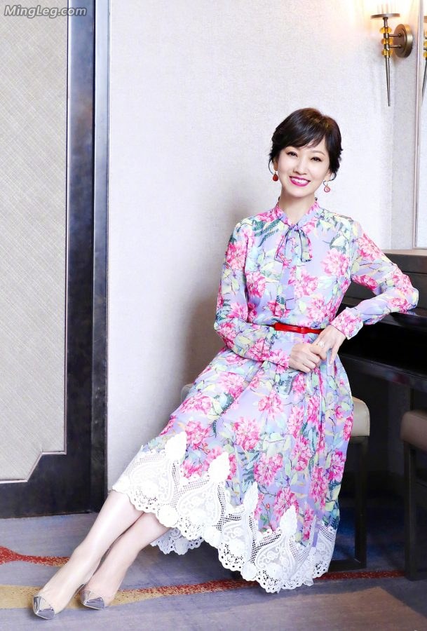 Eternal actress Zhao Yazhi wore pointed high heels to attend business events(1/5)