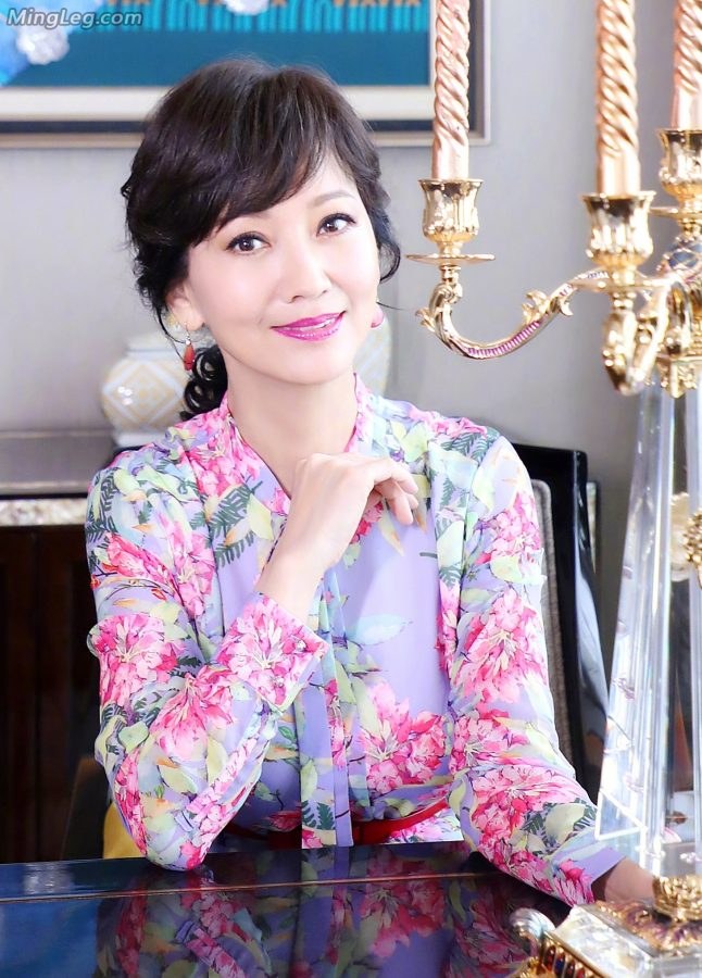 不老女星赵雅芝穿尖头高跟出席商业活动(2/5)