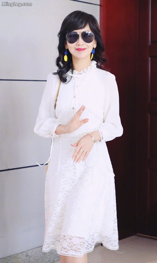 熟女赵雅芝穿高跟鞋陪老公外出(6/7)