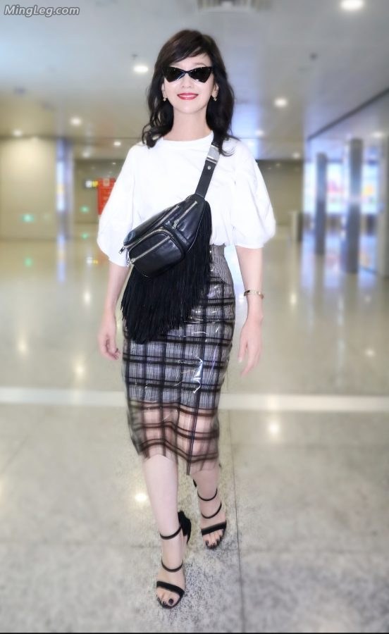 赵雅芝成熟美足穿性感细高跟外出(1/9)
