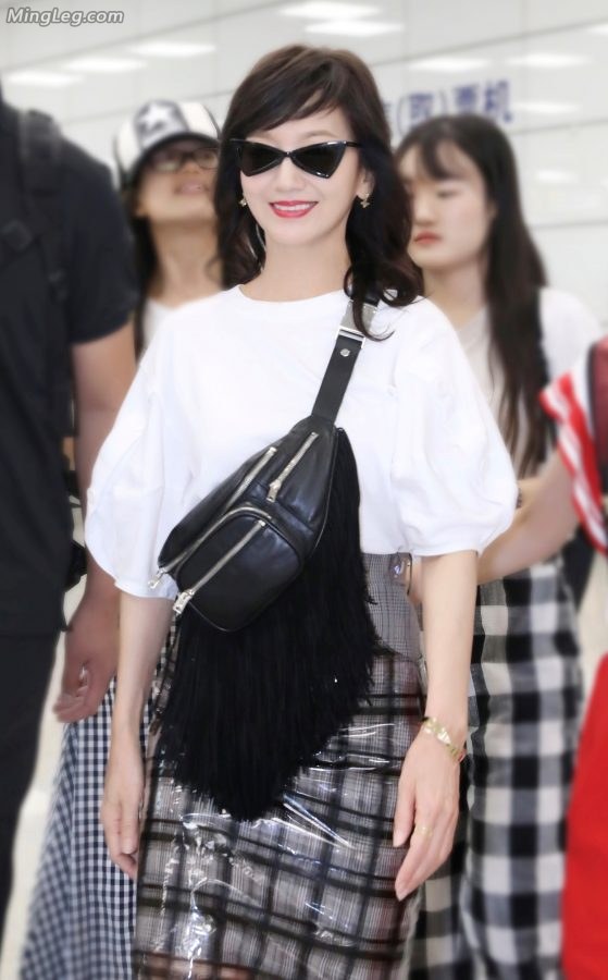 赵雅芝成熟美足穿性感细高跟外出(7/9)