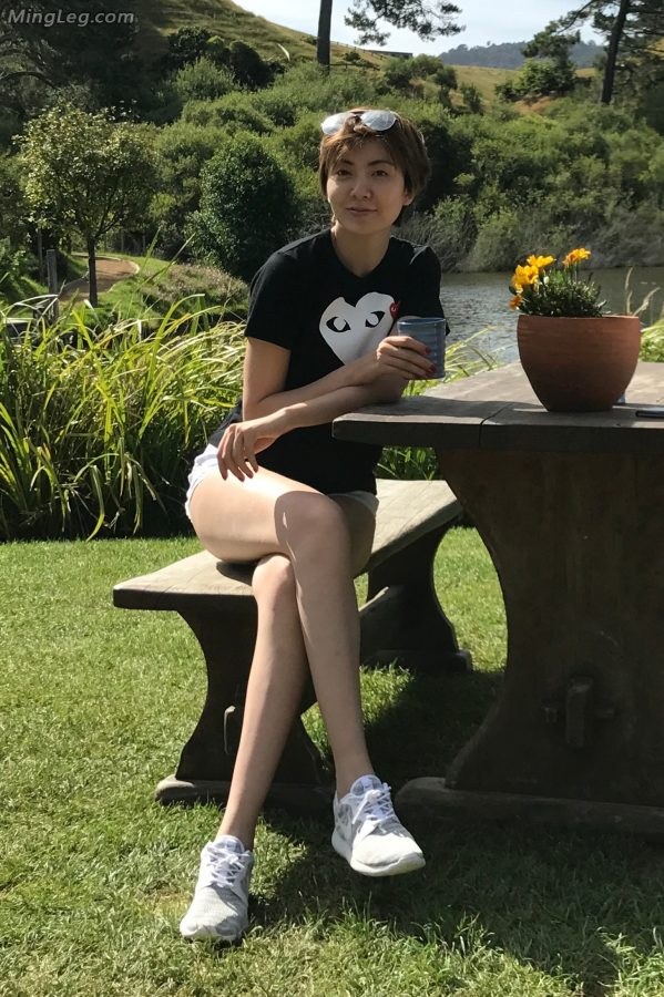 主持人紫檀在新西兰霍比特人处秀美丽大长腿(1/2)