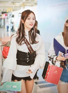 吴宣仪和孟美岐好姐妹穿短裤露美腿外出