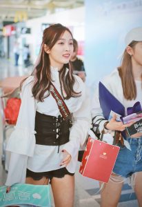 吴宣仪和孟美岐好姐妹穿短裤露美腿外出