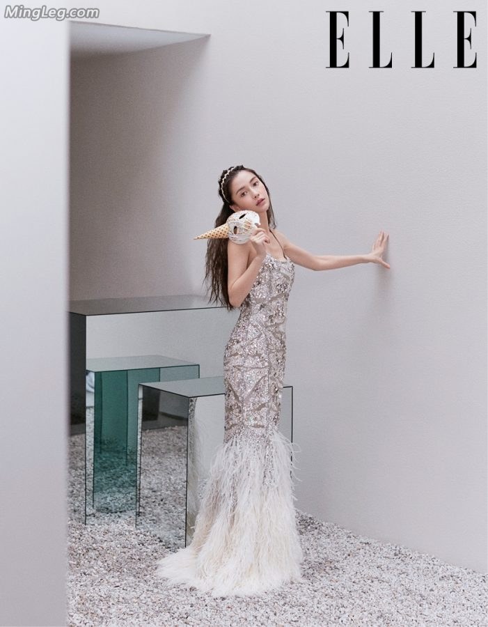 Angelababy transforms into a ghostly girl and appears on the cover of a fashion magazine(6/8)
