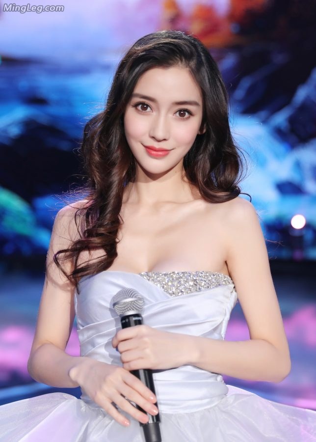 Angelababy低胸演唱《女儿情》感觉了比《爱的供养》好听(9/9)