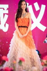 杨颖这胸。。。给你个建议“猥琐发育，别浪”