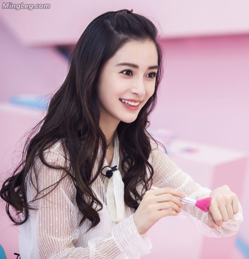 Sweet and fairy-like actress Angelababy's beautiful legs and high heels under the table(2/6)