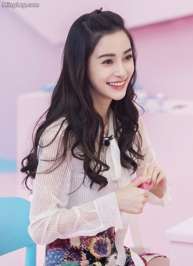 甜美仙气的女星Angelababy桌子下的美腿高跟(3/6)