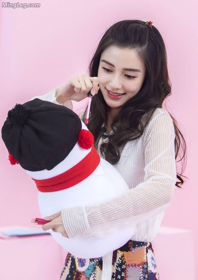 甜美仙气的女星Angelababy桌子下的美腿高跟(5/6)