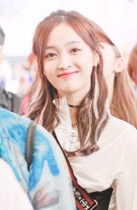 吴宣仪和孟美岐好姐妹穿短裤露美腿外出