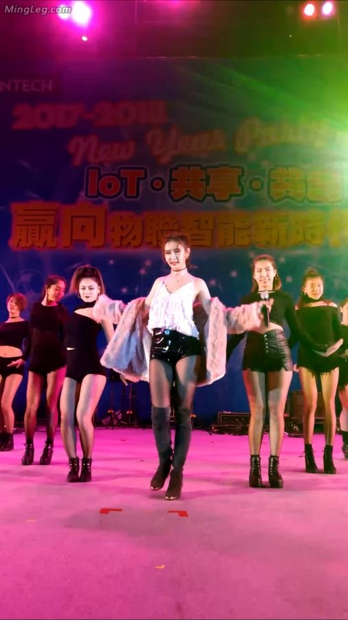 安心亚《呼呼》黑丝袜美腿靴子[网盘](4/7)
