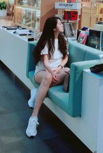 安以轩和姐妹们齐秀美腿