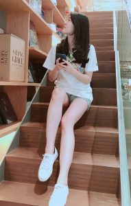 安以轩和姐妹们齐秀美腿