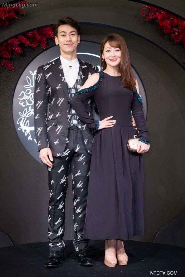 安以轩婚宴现场大小S陈紫函等女星穿高跟出席(4/7)