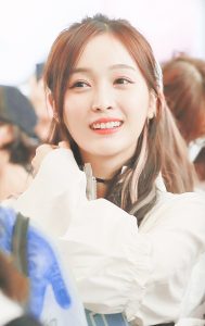 吴宣仪和孟美岐好姐妹穿短裤露美腿外出