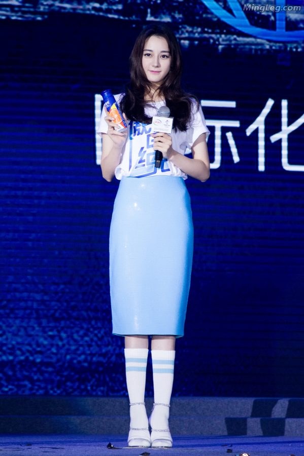迪丽热巴短筒棉袜配凉高跟鞋反正你长得漂亮怎么穿都有理(1/5)