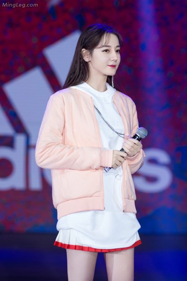 纷纷嫩嫩的高中小女生迪丽热巴运动鞋棉袜美腿(12/29)