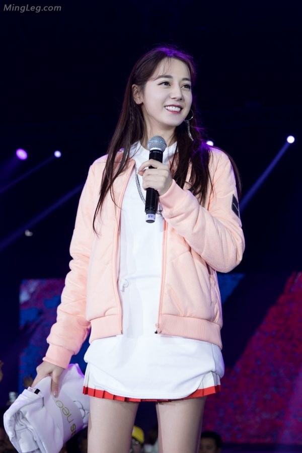 纷纷嫩嫩的高中小女生迪丽热巴运动鞋棉袜美腿(13/29)