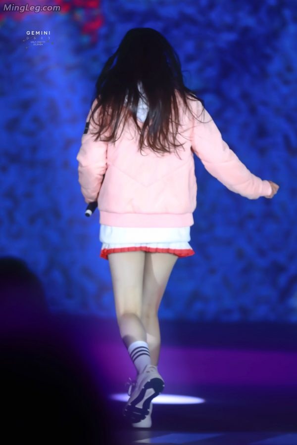 纷纷嫩嫩的高中小女生迪丽热巴运动鞋棉袜美腿(24/29)