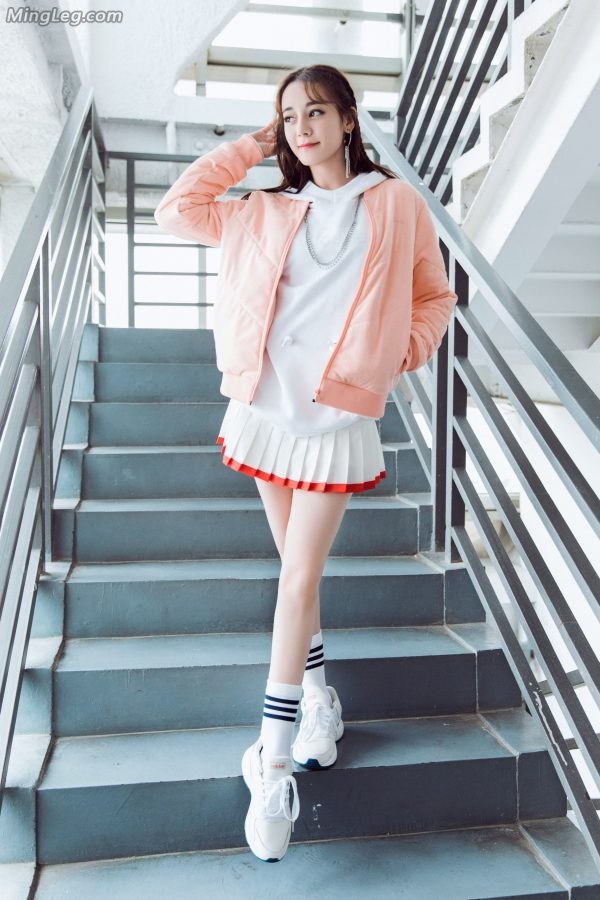纷纷嫩嫩的高中小女生迪丽热巴运动鞋棉袜美腿(3/29)