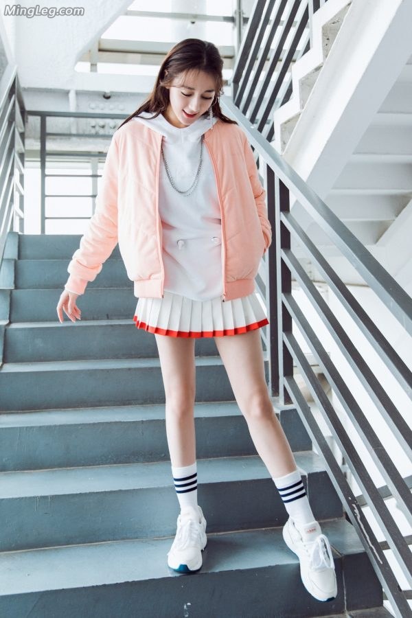 纷纷嫩嫩的高中小女生迪丽热巴运动鞋棉袜美腿(4/29)