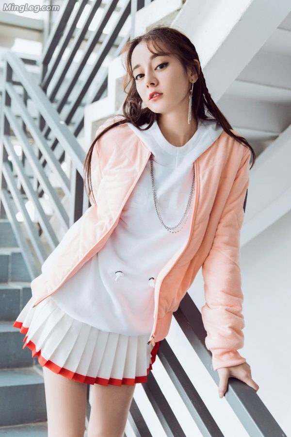 纷纷嫩嫩的高中小女生迪丽热巴运动鞋棉袜美腿(5/29)