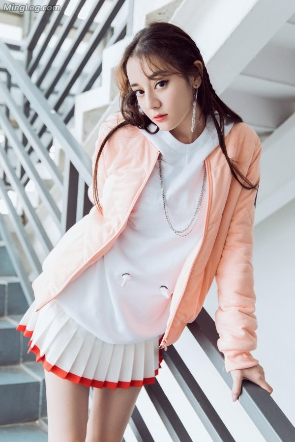 纷纷嫩嫩的高中小女生迪丽热巴运动鞋棉袜美腿(6/29)