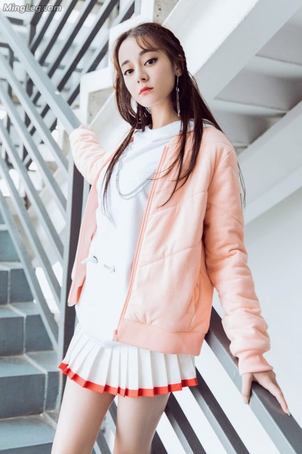 纷纷嫩嫩的高中小女生迪丽热巴运动鞋棉袜美腿(7/29)