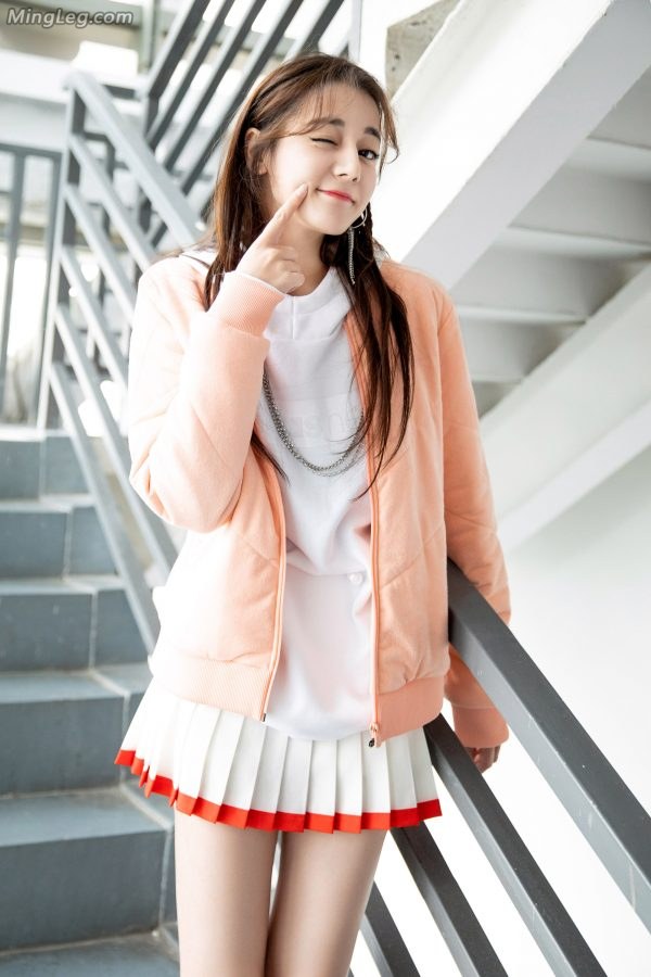 纷纷嫩嫩的高中小女生迪丽热巴运动鞋棉袜美腿(8/29)