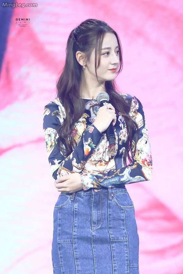 美巴的玉足红趾一起期待她更多漂亮的照片(8/10)