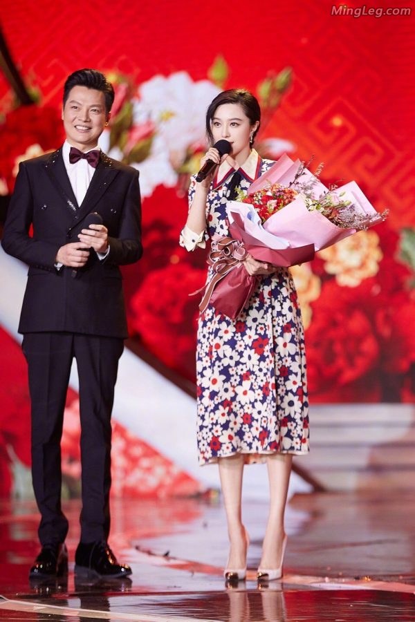 范冰冰穿花裙高跟鞋上台人美腿白(3/3)