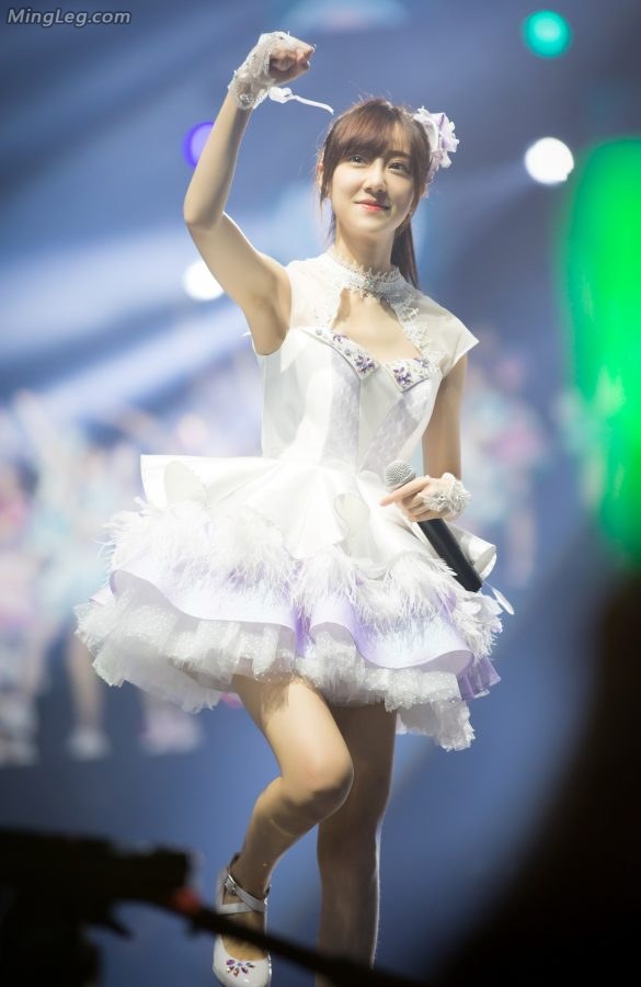 SNH48小姐姐冯薪朵公主裙玉腿(1/7)