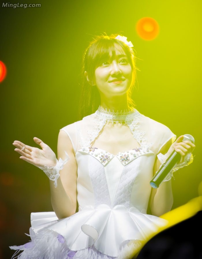 SNH48小姐姐冯薪朵公主裙玉腿(6/7)
