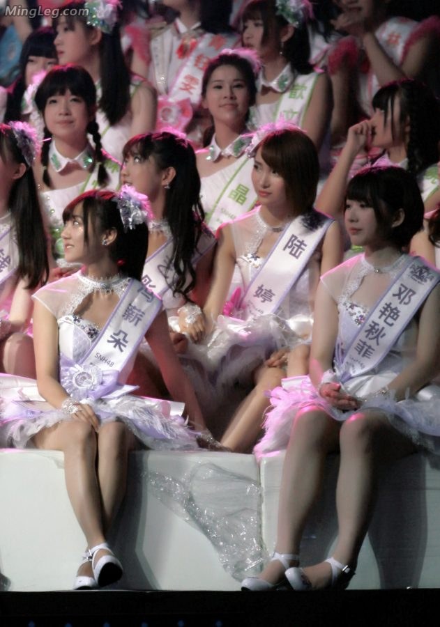 SNH48小姐姐冯薪朵公主裙玉腿(7/7)