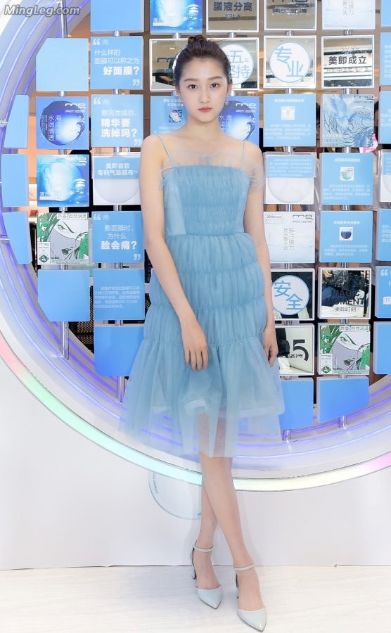 Meijie facial mask spokesperson Guan Xiaotong wears a blue gauze skirt with fragrant shoulders and jade legs(2/6)