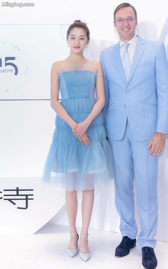 美即面膜代言人关晓彤蓝纱裙香肩玉腿(3/6)