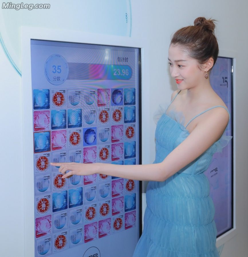 美即面膜代言人关晓彤蓝纱裙香肩玉腿(5/6)