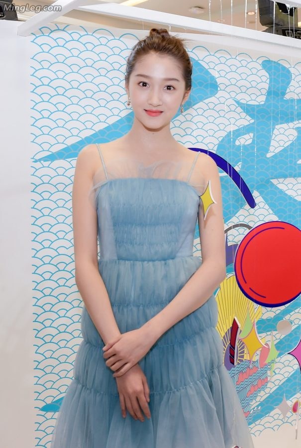 Meijie facial mask spokesperson Guan Xiaotong wears a blue gauze skirt with fragrant shoulders and jade legs(6/6)