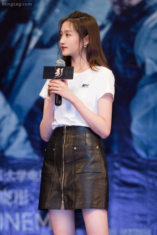 新生代女星关晓彤在浙江大学秀皮裙美腿短靴(2/7)