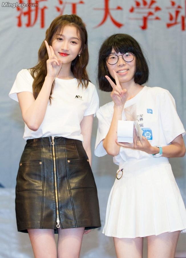 新生代女星关晓彤在浙江大学秀皮裙美腿短靴(3/7)