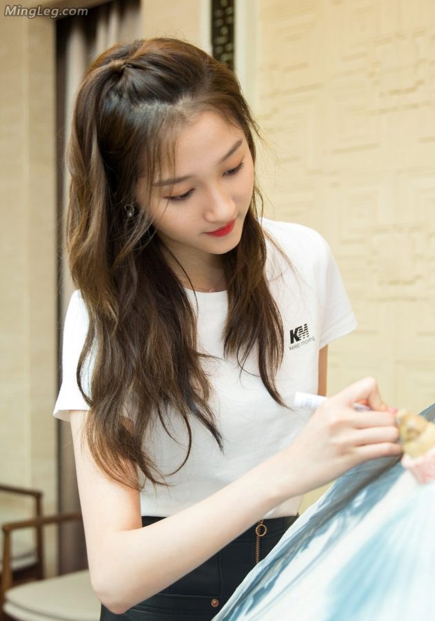 新生代女星关晓彤在浙江大学秀皮裙美腿短靴(7/7)