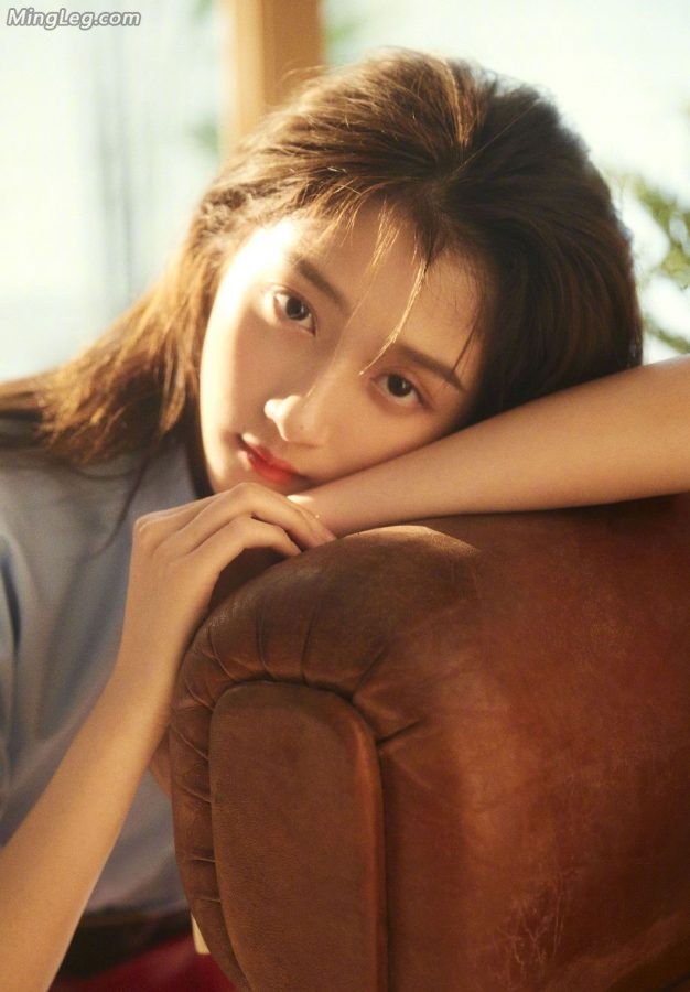 北京妹子关晓彤写真露出漂亮的美脚丫(2/3)