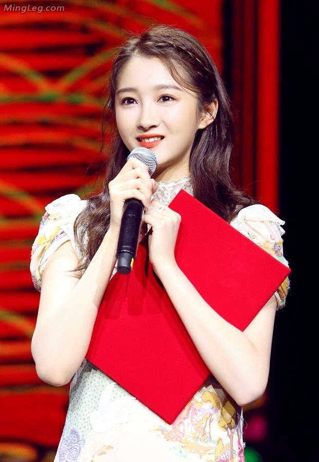 关晓彤穿瓷器风格短裙白皙长腿太美(4/6)