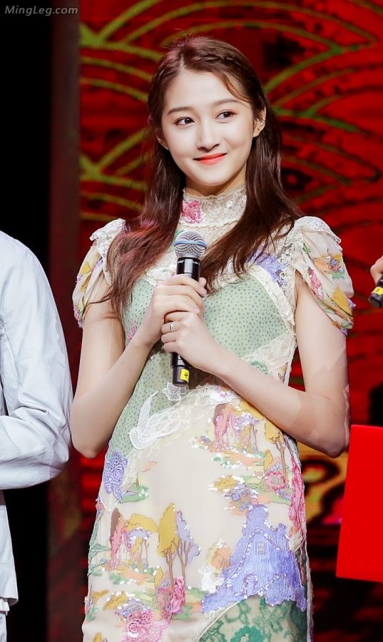关晓彤穿瓷器风格短裙白皙长腿太美(5/6)