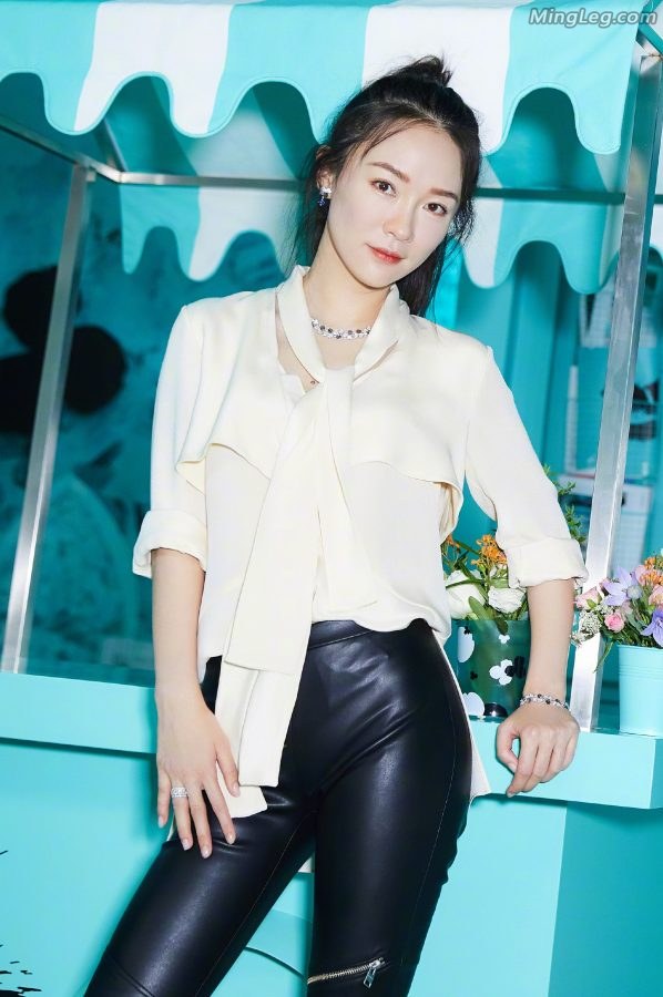 穿紧身皮裤的女星霍思燕纤细的长腿(7/10)