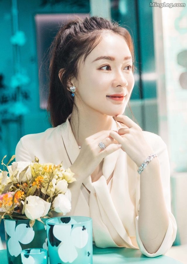 穿紧身皮裤的女星霍思燕纤细的长腿(9/10)