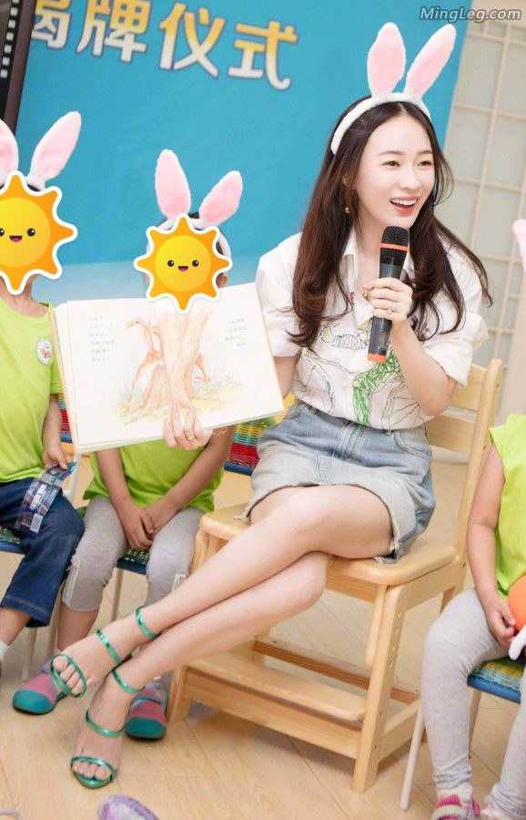 Bunny girl Huo Siyan's beautiful legs are crossed and her high heels are great.(1/9)